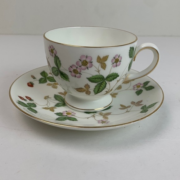 Wedgewood bone china tea / coffee cup & saucer set, Wild Strawberry EUC - Picture 10 of 10